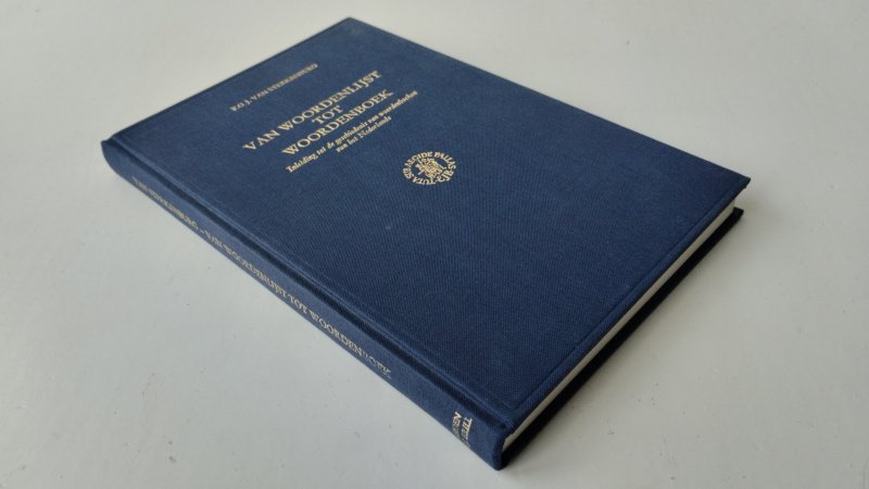 Tweedehands boek: Van woordenlijst tot woordenboek van auteur P. G. J. van Sterkenburg - Hardcover, linnengebonden met goudopdruk. Netjes en onbeschreven. Als je goede kijkt zit er een streep op achterkant kaft. In goede tot zeer goede staat