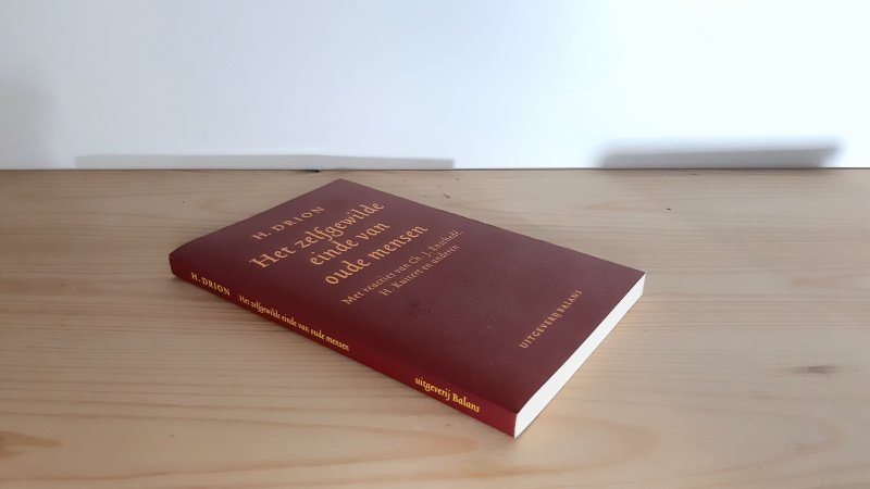 Tweedehands boek: Het zelfgewilde einde van oude mensen van auteur Huibert Drion - Paperback met rechte rug zonder leesvouwen. Minimale gebruikerssporen puntjes kaft. Binnenin onbeschreven, schoon en netjes. In zeer goede staat.