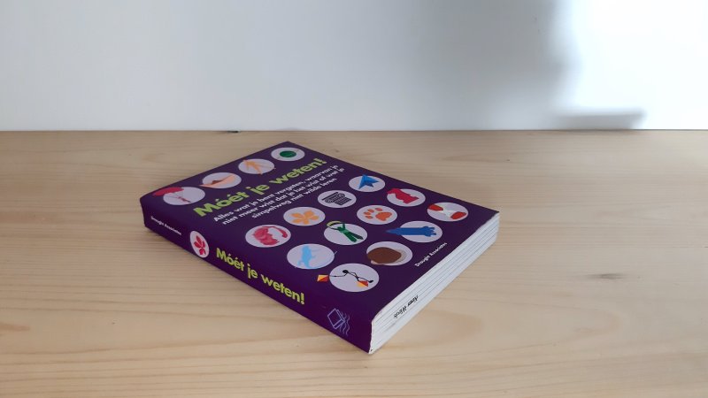 Tweedehands boek: Móét je weten! van auteur samengesteld Draught Associates - Paperback met rechte rug en lichte leesvouw. Hoeken kaft hebben beschermplakbandje. Onderkant snede naamstempeltje. Binnenin onbeschreven en netjes.