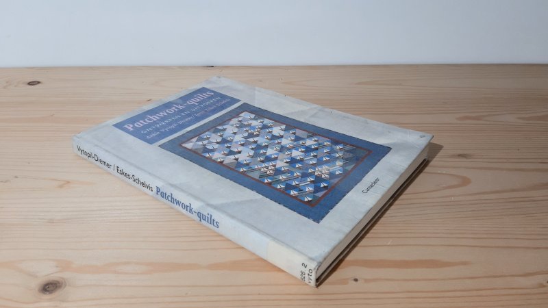 Tweedehands boek: Patchwork quilts van auteur Ankie Vytopil-Diemer - Softcover, Gebruikerssporen aan de kaft. pagina's netjes en onbeschreven. Het betreft een oud-bibliotheek boek. Redelijk tot goede staat