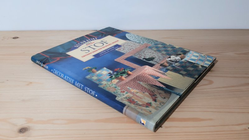 Tweedehands boek: Decoratief met stof van auteur Linda Barker - Hardcover met stofomslag. Sticker voorin. Onder de sticker een vlek. De pagina's zijn netjes en onbeschreven. In zeer goede staat