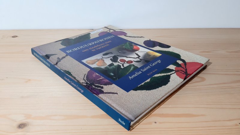 Tweedehands boek: Borduurpatronen van auteur Amelia Saint George - Hardcover met flappen. Minimale gebruikerssporen aan de kaft. Prijssticker op de kaft. In zeer goede staat