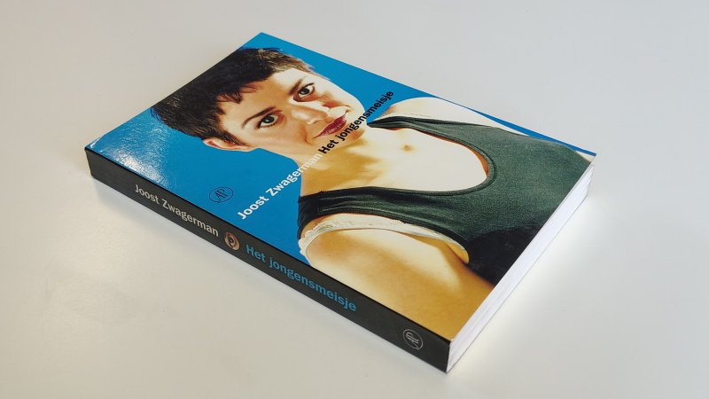Tweedehands boek: Het jongensmeisje van auteur Joost Zwagerman - Paperback met minimale gebruikerssporen puntjes kaft. Boek in zeer goede staat.