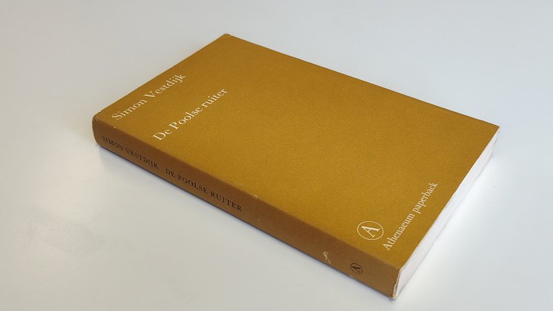 Tweedehands boek: De Poolse ruiter van auteur Simon Vestdijk - Paperback met stofomslag. Lichte slijtage langs de randen omslag en onderkant rug. Binnenwerk onbeschreven en netjes.