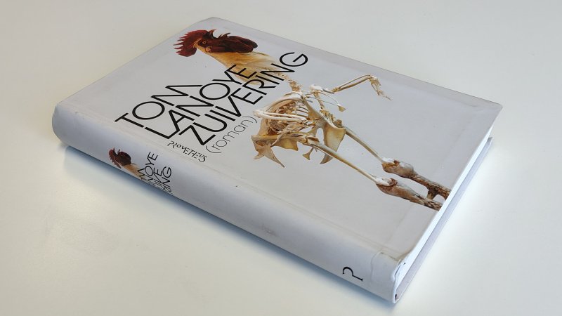 Tweedehands boek: Zuivering van auteur Tom Lanoye - Paperback met rechte rug zonder leesvouwen. Lichte gebruikerssporen kaft. Binnenwerk schoon en onbeschreven. Boek in zeer goede staat.