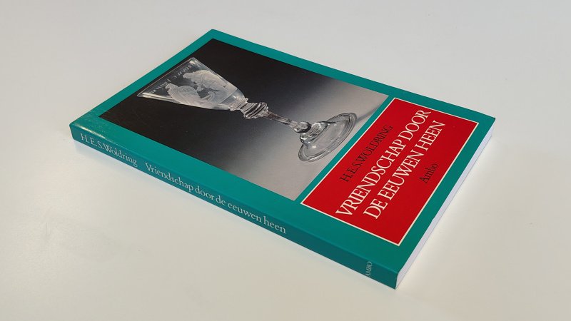 Tweedehands boek: Vriendschap door de eeuwen heen van auteur H. E. S. Woldring - Paperback met rechte rug zonder leesvouwen. Lichte gebruikerssporen hoeken kaft, binnenwerk onbeschreven en netjes.