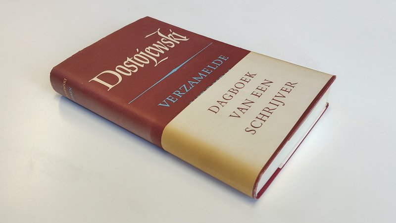 Tweedehands boek: Verzamelde werken deel 10 van auteur Dostojewski - Linnen band met stofomslag en buikbandje in zeer goede staat. Binnenwerk onbeschreven en netjes. Verkleuring omslag.