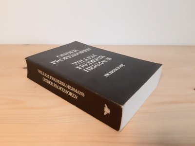 Boek met de titel: Onder professoren