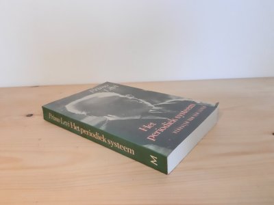 Boek met de titel: Het periodiek systeem