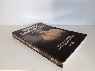 Boek met de titel: Moeder daar zit ze!
