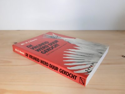 Boek met de titel: De Vrijheid werd duur gekocht