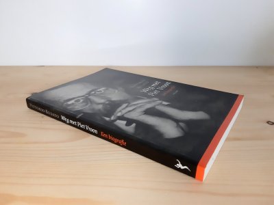 Boek met de titel: Weg met Piet Vroon