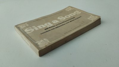 Boek met de titel: Sing a song