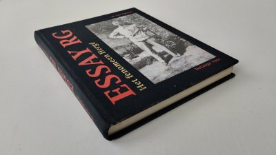 Boek met de titel: Essay RG