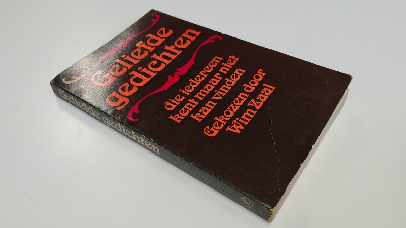 Tweedehands boek: Geliefde gedichten van auteur Wim Zaal - Softcover, kaft is verkleurd, naam voorin. Kaft vertoont gebruikerssporen. In redelijke staat