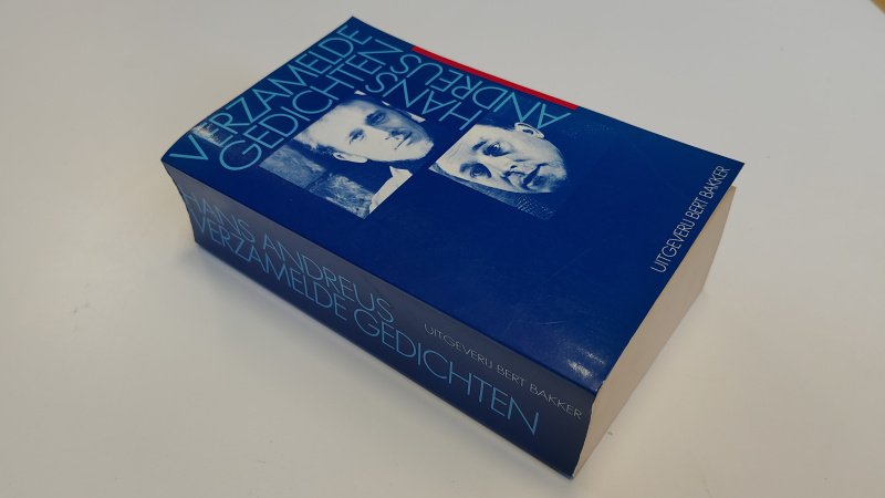 Tweedehands boek: Verzamelde gedichten van auteur Hans Andreus (pseud. van J.W. van der Zant), Gerrit Borgers, Jan van der Vegt, Pim de Vroomen - Softcover, kromme rug (dik boek), kleine leesvouw in kaft. Pagina's licht verkleurd. Boek verkeert in goede tot zeer goede staat. Netjes en onbeschreven
