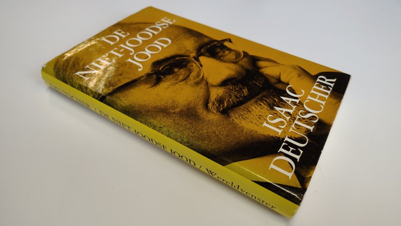 Tweedehands boek: de niet joodse Jood van auteur Isaac Deutscher - Hardcover met stofomslag. de stofomslag vertoont gebruikerssporen. de pagina's zijn netjes en onbeschreven