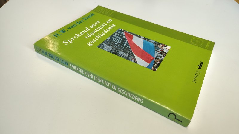 Boek met de titel: Sprekend over identiteit en geschiedenis