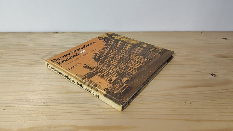 Tweedehands boek: De oude Amsterdamse Jodenhoek nu van auteur Mozes Heiman Gans - Hardcover, boekhandel sticker voorin. Pagina's netjes en onbeschreven. in goede staat