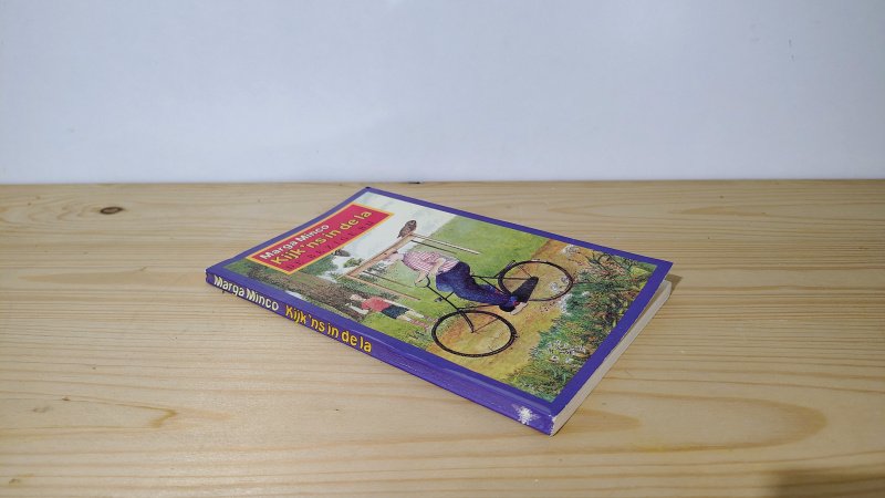 Tweedehands boek: Kijk'ns in de la van auteur Marga Minco (pseud. van Sara Minco) - Paperback met lichte slijtage randen kaft. Binnenwerk onbeschreven en netjes.