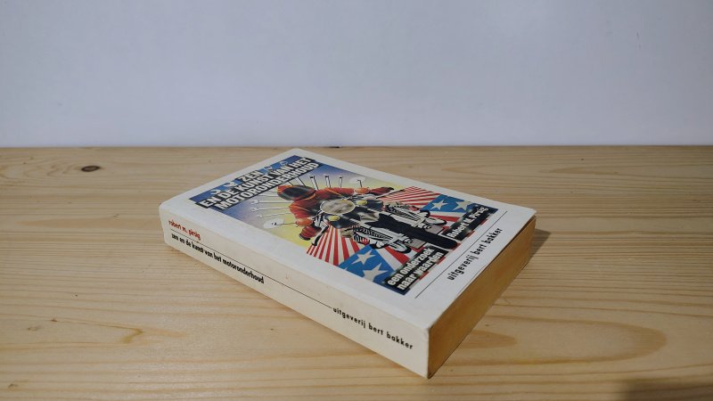 Tweedehands boek: Zen en de kunst van het motoronderhoud van auteur Robert Maynard Pirsig, Ronald J. H. Jonkers - Pocket met rechte rug zonder leesvouwen. Kaft licht verkleurd. Lichte gebruikerssporen puntjes kaft. Binnenwerk onbeschreven en netjes.
