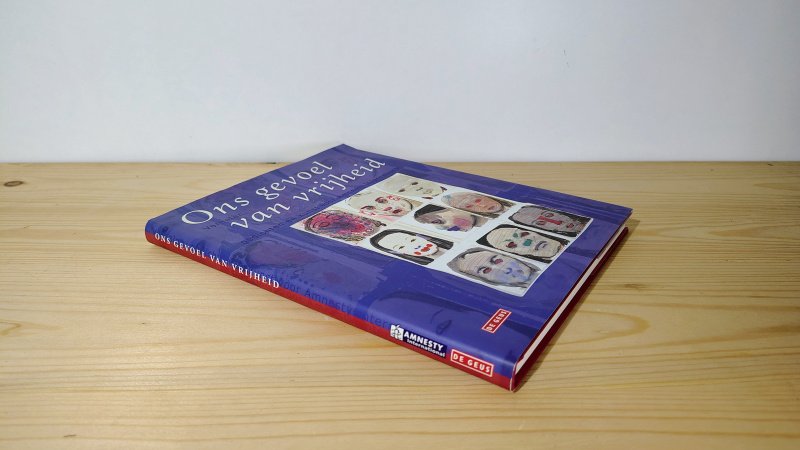 Tweedehands boek: Ons gevoel van vrijheid van auteur Daan Bronkhorst, Amnesty International - Hardcover met stofomslag, omslag voorkant kaft bovenin 1cm ingescheurd, verder oogt het boek als nieuw. Binnenwerk onbeschreven en netjes.