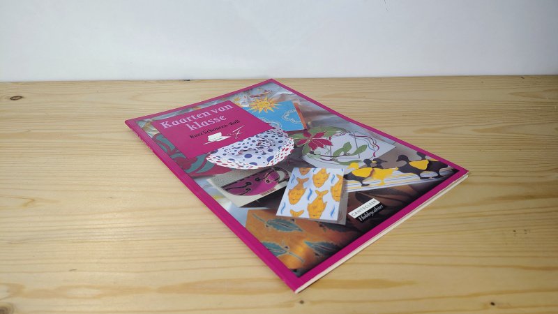 Tweedehands boek: Kaarten van klasse van auteur Kazz Schouten-Ball - paperback in zeer goede staat. Lichte gebruikerssporen puntjes kaft, het wit van de witte bladzijdes licht verkleurd, verder onbeschreven en netjes.