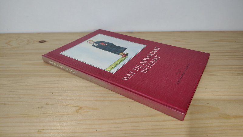 Tweedehands boek: Wat de Advocaat Betaamt van auteur Pauline de Bok, e.a. - Hardcover met licht verkleurde rug. Naam voorin. Het wit van de witte bladzijdes aan de randen licht verkleurd.