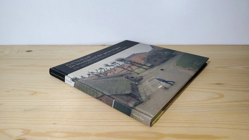 Tweedehands boek: De boomgaard der gelukzaligen : de wereld van Nescio - 50 jaar later van auteur Bert Verhoeff - Hardcover, lichte beschadiging bovenste rand kaft, achterzijde. De randen van de witte bladzijdes zijn licht verkleurd. Onbeschreven.