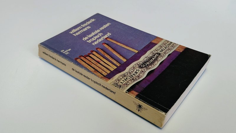 Tweedehands boek: De laatste resten tropisch Nederland van auteur Willem Frederik Hermans - Softcover, kromme rug, gebruikerssporen aan de kaft. Pagina's netjes en onbeschreven. In redelijke tot goede staat