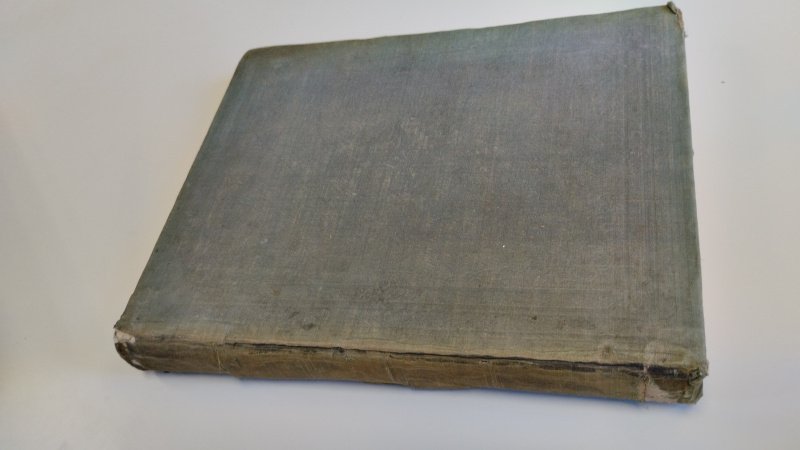 Tweedehands boek: Aedes Hartwellian AE van auteur Captain W.H. Smyth, R.N. - Hardcover, linnen kaft. Kaft vertoont slijtage aan de rug. Ex Libris op schutblad. Geschreven boodschap uit 1853 op binnenkant kaft. Zeldzaam voor de echte verzamelaar. Boek verkeert in redelijke staat.