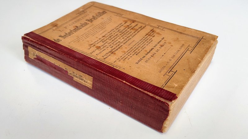 Tweedehands boek: De Nerlandsche Briefsteller van auteur L.F. Geerling - Paperback in redelijke staat met een solide boekblok. De band vertoont duidelijke slijtage en de rug is in het verleden functioneel hersteld met overgeplakt materiaal.