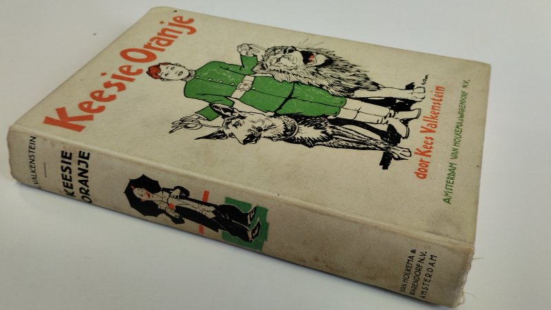 Tweedehands boek: Keessie van Oranje van auteur Kees Valkenstein - Hardcover, Kaft is verkleurd met kromme rug. Op de pagina's zijn ouderdomsvlekjes aanwezig. Geschreven op schutblad. In redelijke staat