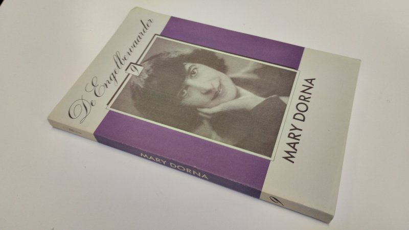 Tweedehands boek: Mary Dorna van auteur Toke van Helmond - Softcover, kaft iets verkleurd. Pagina's netjes en onbeschreven. in goede staat