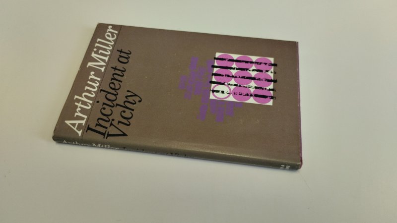 Tweedehands boek: Incident at Vichy van auteur Arthur Miller - Hardcover met stofomslag. Kleine gebruikerssporen aan de stofomslag. Netjes en onbeschreven. In goede tot zeer goede staat