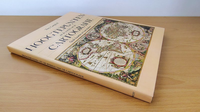 Boek met de titel: Hoogtepunten uit de wereld van de cartografie, oude kaarten en hun makers