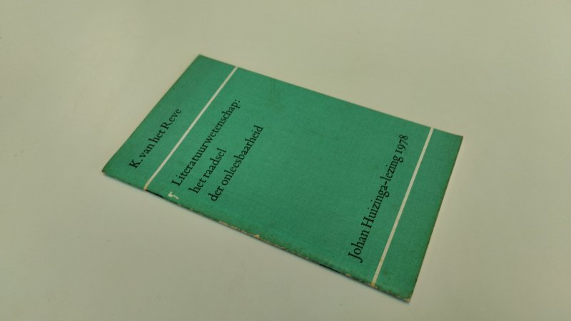 Tweedehands boek: Literatuurwetenschap, het raadsel der onleesbaarheid van auteur K. van het Reve - Softcover, kaft is verkleurd, kleine vlekjes op de snede. pagina's netjes en onbeschreven. In goede staat