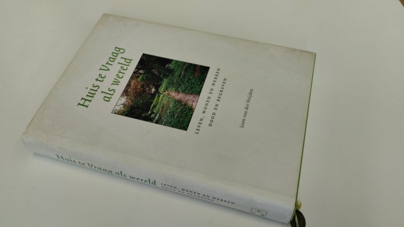 Tweedehands boek: Huis te vraag als wereld van auteur Leon van der Heijden - Hardcover met stofomslag. Stofomslag is licht verkleurd. Pagina's netjes en onbeschreven. In goede staat