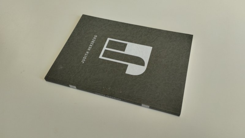 Tweedehands boek: Judith Herzberg van auteur Judith Herzberg - Softcover, kaft heel licht verkleurd. Pagina's netjes en onbeschreven. In zeer goede staat