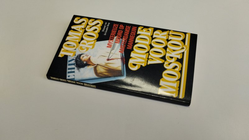 Tweedehands boek: Mode voor Moskou van auteur Thomass Ross - Pocketboek, naam binnenkant kaft geschreven. Pagina's netjes en onbeschreven. In goede staat
