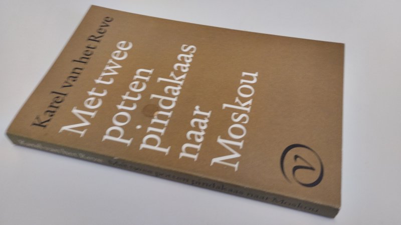 Tweedehands boek: Met twee potten pindakaas naar Moskou van auteur Karel van het Reve - Softcover, lichte gebruikerssporen aan de kaft. Op de voorkant kaft een klein koffie vlekje. netjes en onbeschreven voor de rest. In goede staat