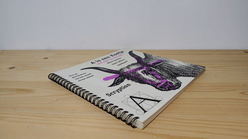 Tweedehands boek: A is een koetje, dat staat op zijn kop. van auteur Rob R. Berkel - Ringband, wat lichte grijze vlekjes achterkant kaft. Gebruikerssporen kaft minimaal. Binnenwerk onbeschreven en keurig netjes.