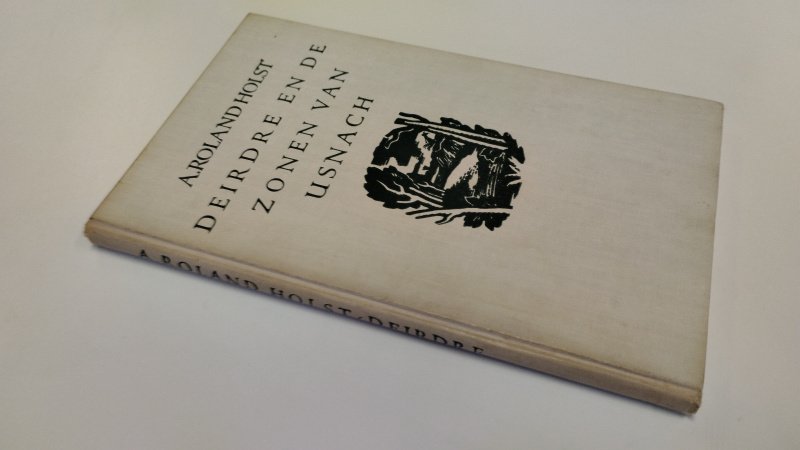 Tweedehands boek: Deirdre en de zonen van Usnach van auteur A. Roland Holst - Hardcover, kaft is verkleurd. Naam voorin. schutblad is verkleurd en vertoont ouderdoms/ roestvlekjes. in redelijke staat