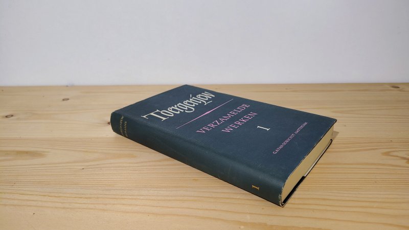 Tweedehands boek: Toergenjew, Verzamelde werken deel 1 van auteur I.S. Toergenjew - Linnenband met stofomslag. Omslag lichte slijtage langs de randen. Band is netjes en schoon. Binnenwerk onbeschreven en netjes.