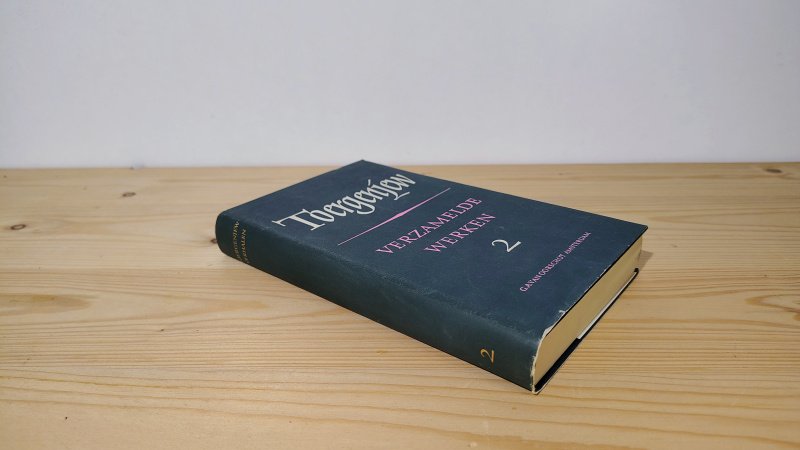 Tweedehands boek: Toergenjew, Verzamelde werken deel 2 van auteur I.S. Toergenjew - Linnenband met stofomslag. Lichte slijtage omslag. Linnenband is keurig netjes. Binnenwerk onbeschreven en netjes.