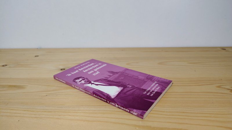 Boek met de titel: Ik haat Amsterdam, Amsterdam is een gedoemde stad