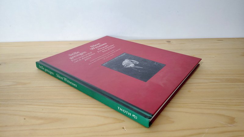 Boek met de titel: Stille getuigen, foto's uit het archief van de Amsterdamse politie