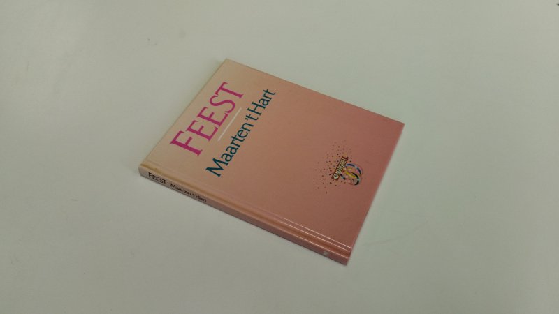 Tweedehands boek: Feest van auteur Maarten 't Hart - Hardcover, netjes en onbeschreven en in zeer goede staat
