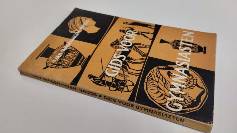 Tweedehands boek: Gids voor de Gymnasten van auteur Van Wageningen-Broos - Softcover, gelezen. Gebruikerssporen aan de kaft. Kaft en pagina's iets verkleurd. pagina's netjes en onbeschreven. In redelijke tot goede staat