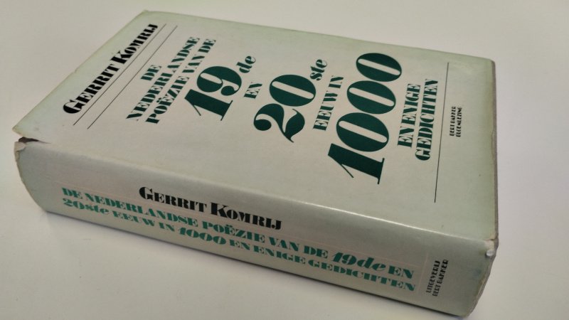 Boek met de titel: De Nederlandse poëzie van de negentiende en twintigste eeuw in duizend en enige gedichten